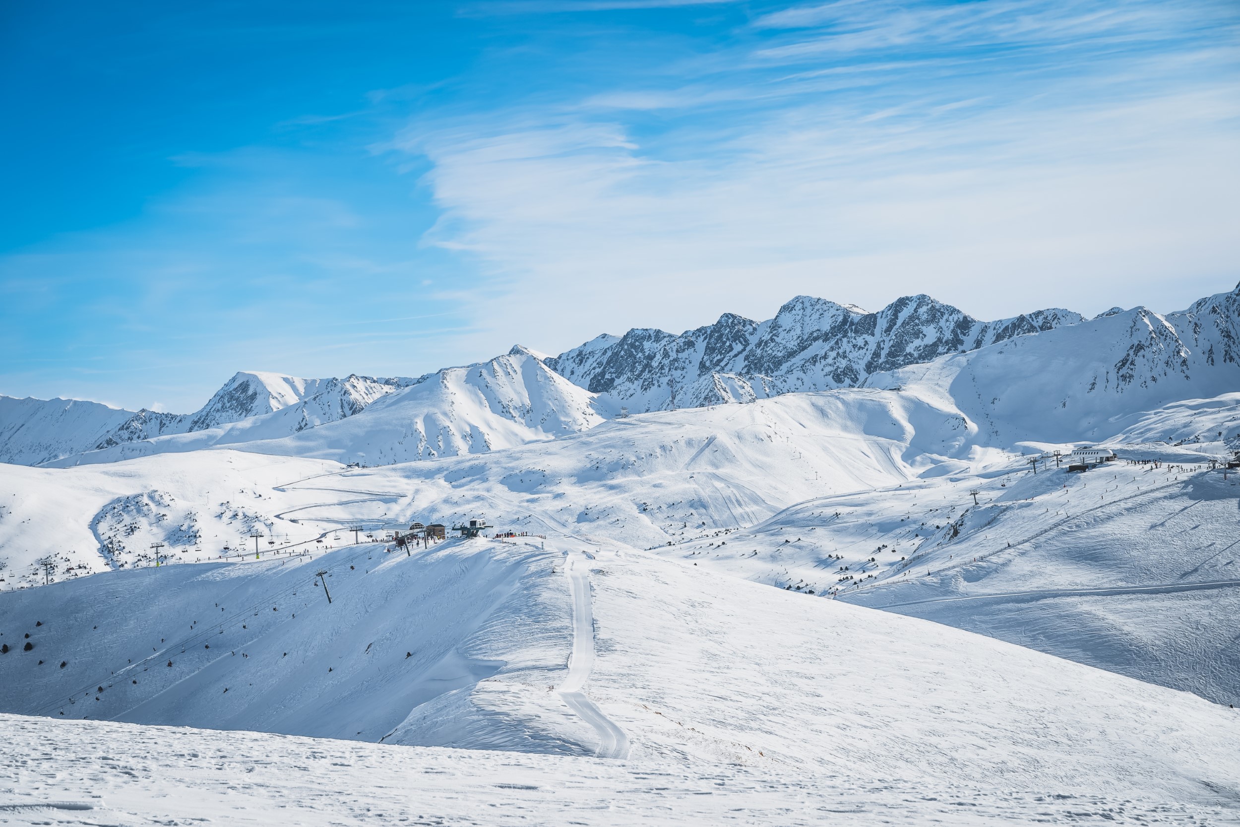 Ski,Lifts,,Skiers,And,Snowboarders,On,Pistes,In,Beautiful,Winter